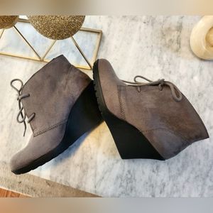 NWT White Mountain grey faux suede wedge booties-sz 7